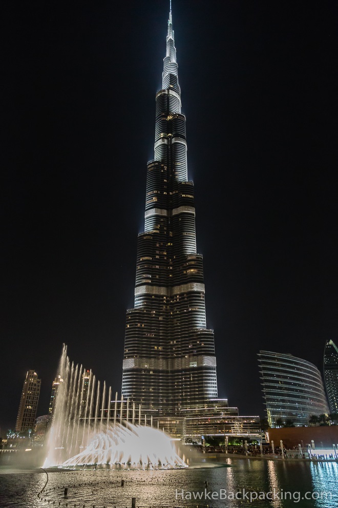 Реклама на бурдж халифа. Достопримечательности Дубая Бурдж Халифа. Бурдж Халифа шоу. Статуя Бурдж Халифа. Фонтаны около Бурш Халифа.